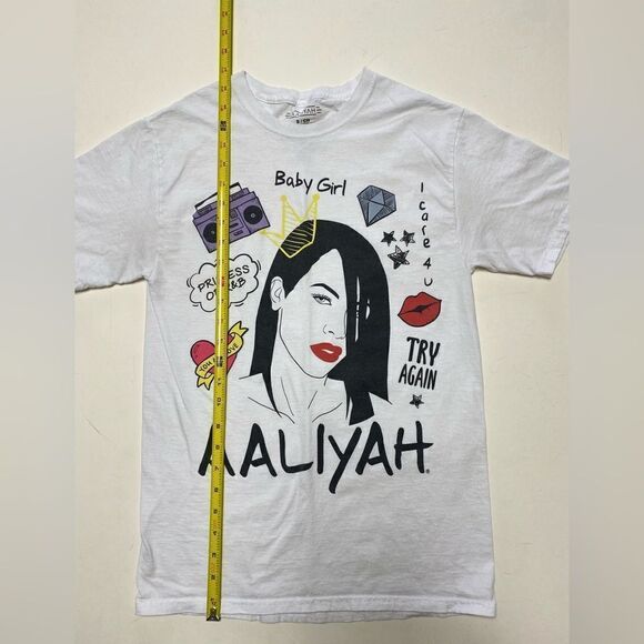 Aaliyah Women’s White Doodle Collage Graphic Shirt Sz S - Picture 3 of 9